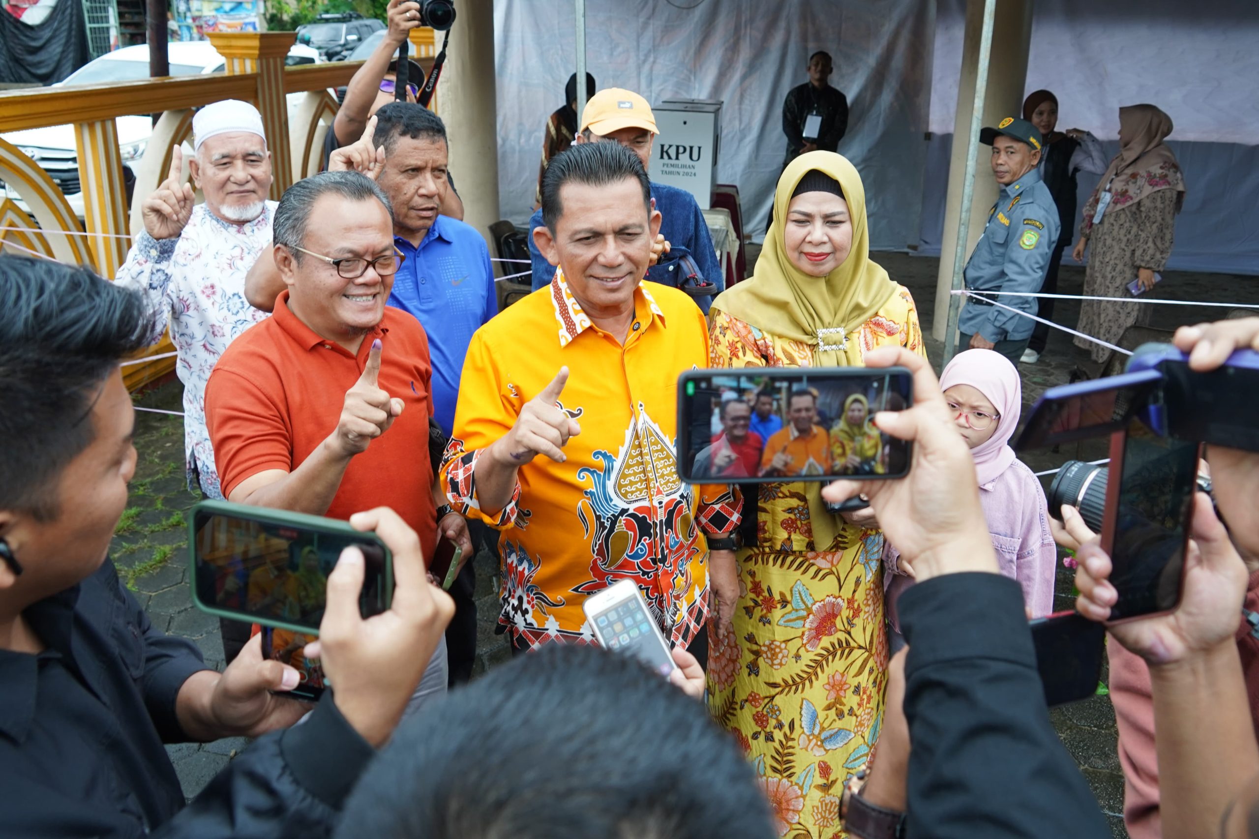 Calon Gubernur Kepri nomor urut 01 Ansar Ahmad bersama keluarga mencoblos di TPS 014 yang tak jauh dari kediaman mereka di Jalan Peralatan, Km 7 Tanjungpinang.