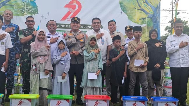 kapolda-riau-irjen-herry-heryawan-memberikan-bantuan-sosial-kepada-masyarakat-di-kampar-kiri-kabupaten-kampar-dalam-rangka-hut-1750257823603_169