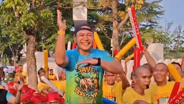 kapolda-riau-irjen-herry-heryawan-ikut-tren-aura-farming-pacu-jalur-di-car-free-day-pekanbaru-minggu-672025-1751784488573_169