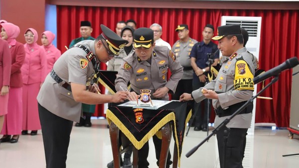 polda-riau-menggelar-serah-terima-jabatan-4-kapolres-dari-dumai-sampai-kuansing-1752561912178_169