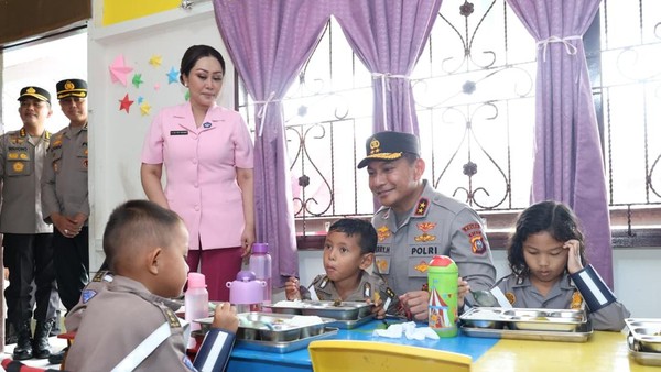 kapolda-riau-irjen-pol-herry-heryawan-meresmikan-dapur-sppg-polres-inhil-1760343621909_169
