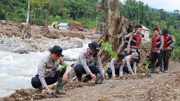 polda-riau-menutup-misi-kemanusiaan-di-agam-sumbar-dengan-menanam-pohon-1765466149857_169