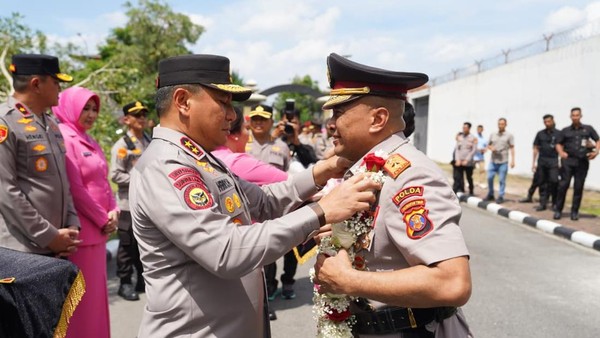 polda-riau-melepas-brigjen-jossy-kusumo-dan-sejumlah-pejabat-yang-dimutasi-pelepasan-ditandai-dengan-penanaman-pohon-1768380179410_169