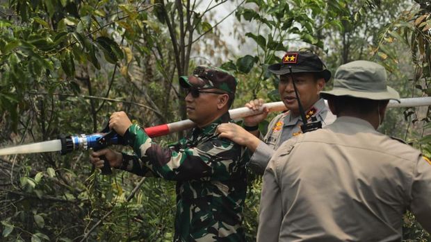 kapolda-riau-irjen-herry-heryawan-turun-langsung-ke-lokasi-kebakaran-hutan-dan-lahan-karhutla-di-wilayah-kota-dumai-dok-polda--1774531453383_169
