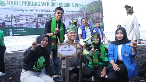 kapolda-riau-irjen-pol-herry-heryawan-bersama-mahasiswa-menanam-mangrove-di-pantai-dumai-1780734210903_169