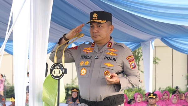 kapolda-riau-irjen-pol-herry-heryawan-memimpin-upacara-kenaikan-pangkat-1126-personel-1783058504283_169