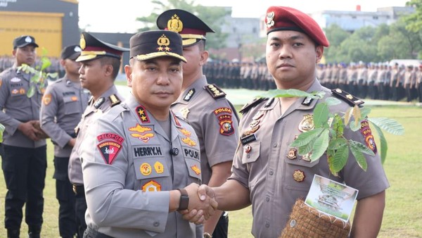 polda-riau-menggelar-upacara-kenaikan-pangkat-1126-personel-di-hari-bhayangkara-ke-80-1783049592949_169