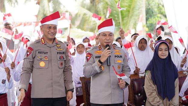 kapolda-riau-irjen-herry-heryawan-melaporkan-secara-langsung-ke-presiden-prabowo-subianto-mengenai-pembangunan-110-jembatan-da-1786604715014_169