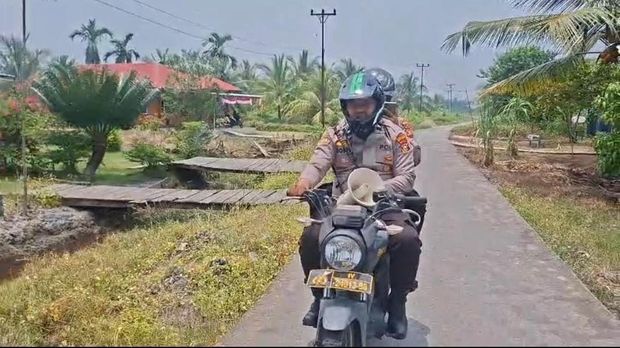 jajaran-polres-hingga-polsek-polda-riau-menggencarkan-patroli-yoa-keliling-mencegah-karhutla-1789026699345_169