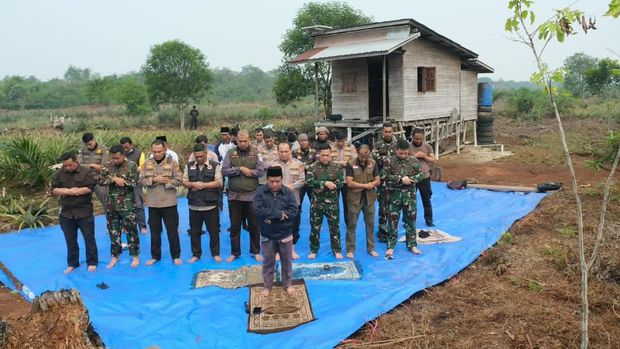 kapolda-riau-dan-pangdam-xixtuanku-tambusai-memantau-penanganan-karhutla-dan-gelar-salat-istisqo-di-inhil-1789554883087_169