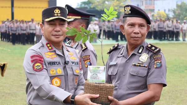 kapolda-riau-irjen-herry-heryawan-membeirkan-kado-pohon-kepada-personelnya-yang-naik-pangkat-1788319618517_169
